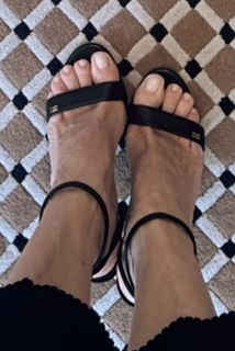Elisabetta Franchi feet photo thumbnail