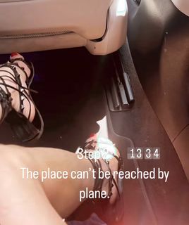 Elisabetta Franchi feet photo thumbnail