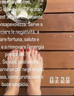 Elisabetta Franchi feet photo thumbnail