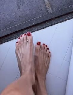 Elisabetta Franchi feet photo thumbnail