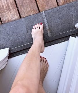 Elisabetta Franchi feet photo thumbnail