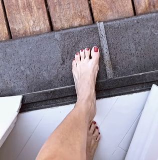 Elisabetta Franchi feet photo thumbnail