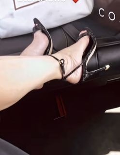 Elisabetta Franchi feet photo thumbnail