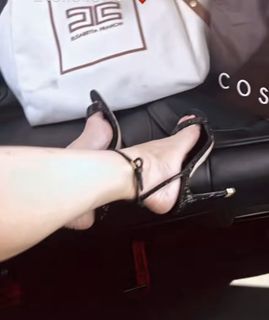 Elisabetta Franchi feet photo thumbnail