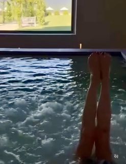 Elisabetta Franchi feet photo thumbnail