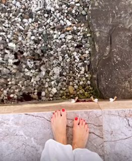 Elisabetta Franchi feet photo thumbnail