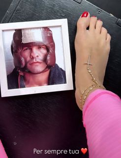 Elisabetta Franchi feet photo thumbnail