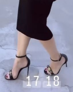 Elisabetta Franchi feet photo thumbnail