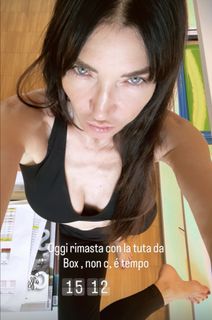 Elisabetta Franchi feet photo thumbnail