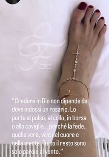 Elisabetta Franchi feet photo thumbnail