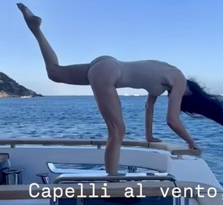 Elisabetta Franchi feet photo thumbnail