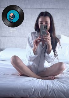 Elisabetta Franchi feet photo thumbnail