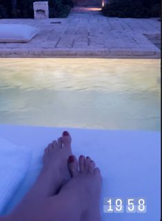 Elisabetta Franchi feet photo thumbnail