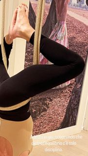 Elisabetta Franchi feet photo thumbnail