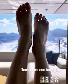 Elisabetta Franchi feet photo thumbnail