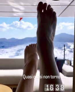 Elisabetta Franchi feet photo thumbnail