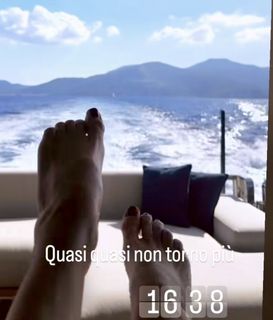 Elisabetta Franchi feet photo thumbnail