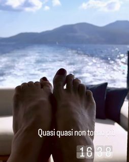 Elisabetta Franchi feet photo thumbnail