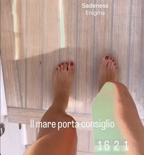 Elisabetta Franchi feet photo thumbnail