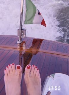 Elisabetta Franchi feet photo thumbnail