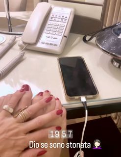 Elisabetta Franchi feet photo thumbnail