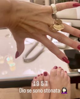 Elisabetta Franchi feet photo thumbnail