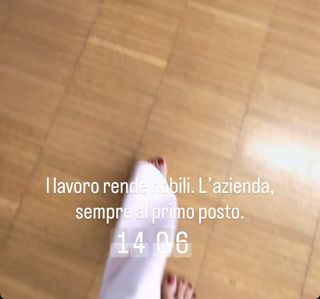 Elisabetta Franchi feet photo thumbnail