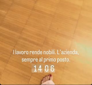 Elisabetta Franchi feet photo thumbnail