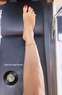 Elisabetta Franchi feet photo thumbnail