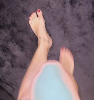Elisabetta Franchi feet photo thumbnail