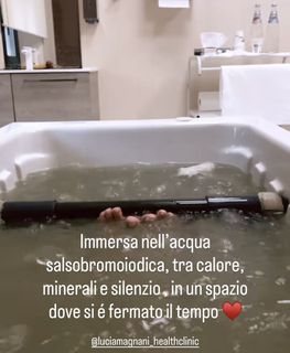 Elisabetta Franchi feet photo thumbnail