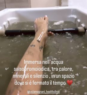 Elisabetta Franchi feet photo thumbnail