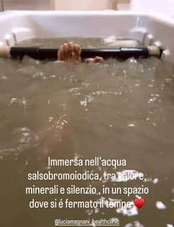 Elisabetta Franchi feet photo thumbnail