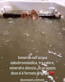 Elisabetta Franchi feet photo thumbnail