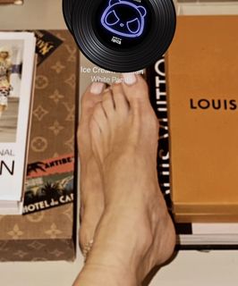 Elisabetta Franchi feet photo thumbnail