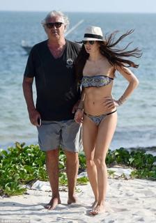 Elisabetta Gregoraci feet photo thumbnail
