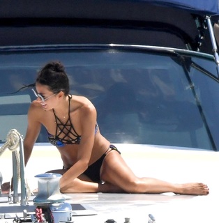 Elisabetta Gregoraci feet photo thumbnail