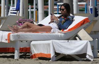 Elisabetta Gregoraci feet photo thumbnail