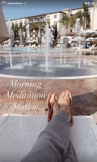 Elise Joan feet photo 15