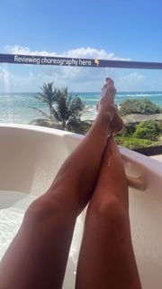 Elise Joan feet photo 2