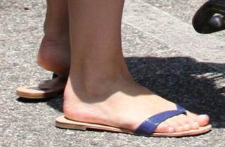 Elisha Cuthbert feet photo thumbnail