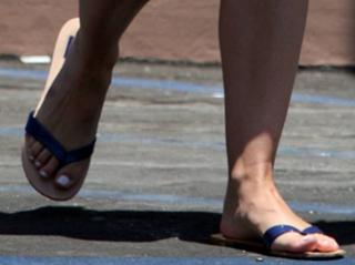 Elisha Cuthbert feet photo thumbnail
