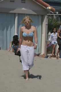 Elisha Cuthbert feet photo thumbnail