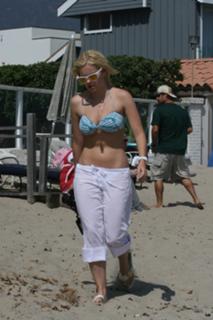 Elisha Cuthbert feet photo thumbnail