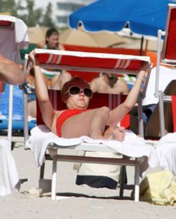 Elisha Cuthbert feet photo thumbnail