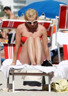 Elisha Cuthbert feet photo thumbnail