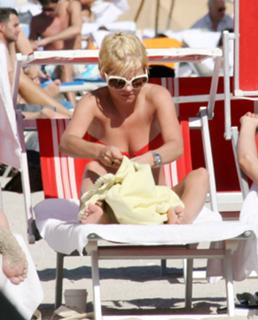 Elisha Cuthbert feet photo thumbnail
