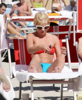 Elisha Cuthbert feet photo thumbnail