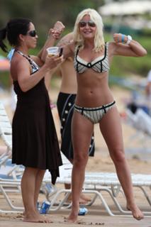 Elisha Cuthbert feet photo thumbnail