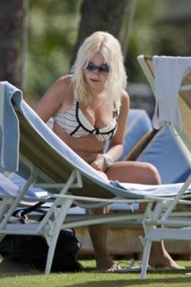 Elisha Cuthbert feet photo thumbnail